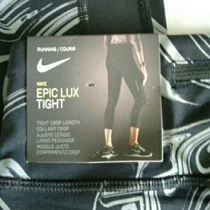 NWT Nike epic lux tight fit crops size S